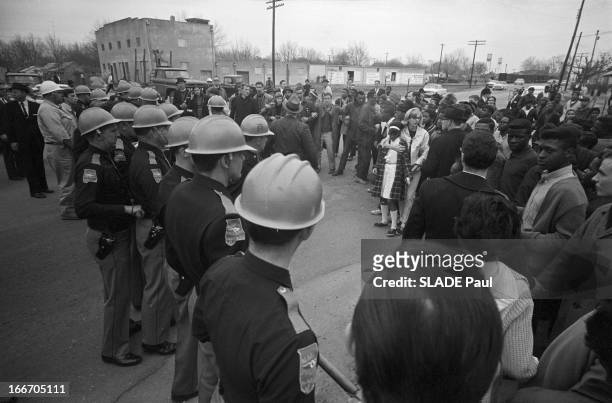 Marches For Civil Rights In Selma, Alabama. Alabama, Selma- 12 Mars 1965- Marches pour les droits civiques: sur une place, un cordon de policiers en...