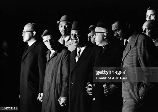 Marches For Civil Rights In Selma, Alabama. Alabama, Selma- 12 Mars 1965- Marches pour les droits civiques: la nuit, en extérieur, un cordon d'hommes...