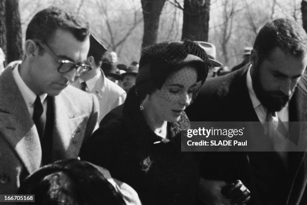 The Funeral Of Mike Todd. Les obsèques de Mike TODD, mort dans un accident d'avion le 22 mars 1958 et inhumé au cimetière juif de CHICAGO : son...