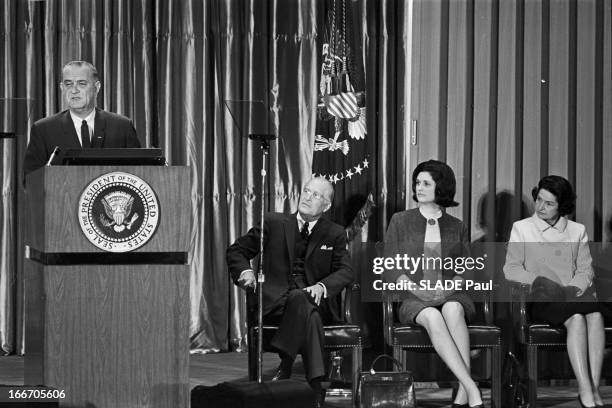 Press Conference Of Lyndon Baines Johnson, Baltimore. Maryland, Baltimore- 7 Avril 1965- A l'université Johns Hopkins, lors de sa conférence de...