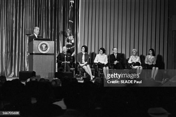 Press Conference Of Lyndon Baines Johnson, Baltimore. Maryland, Baltimore- 7 Avril 1965- A l'université Johns Hopkins, lors de sa conférence de...