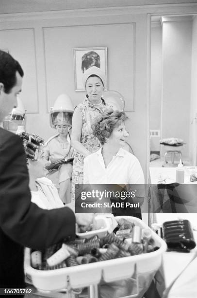 Mala Rubinstein And Her Beauty Institute. New York- 26 juillet 1966- Reportage sur Mala RUBINSTEIN et son Institut de beauté: celle-ci coiffée d'un...