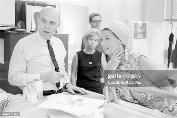 Mala Rubinstein And Her Beauty Institute. New York- 26 juillet 1966- Reportage sur Mala RUBINSTEIN et son Institut de beauté: celle-ci coiffée d'un...