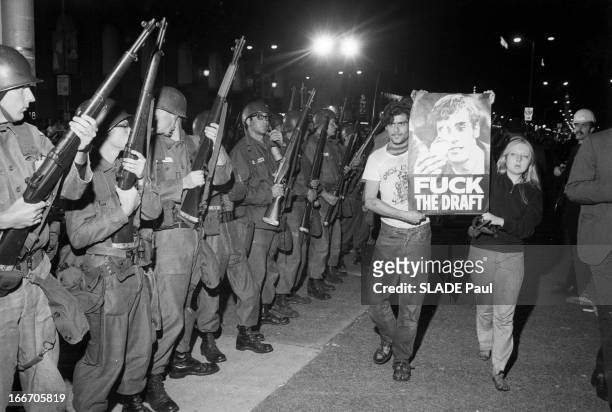 Riots In Chicago. Chicago- 28, 30 Août 1968- Lors de la Convention des démocrates, violentes emeutes contestatrices: la nuit, devant un cordon de...