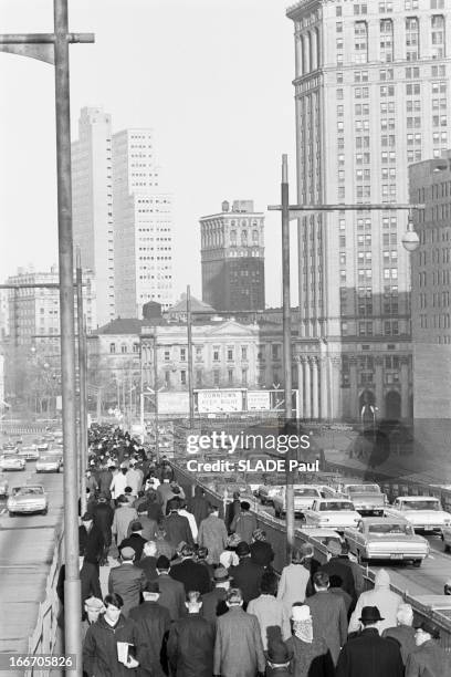 Transportation On Strike In New York. New York, 7 Janvier 1966, Grève des transports: sur la passerelle piétonne du Brooklyn Bridge, des piétons...