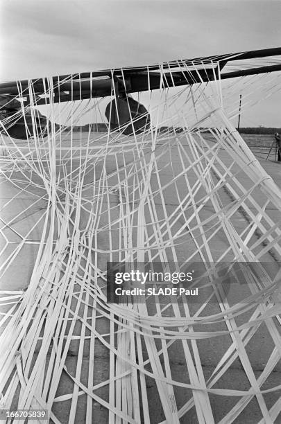 Testing Of Stop Barrier For Aircraft. En France, le 16 novembre 1967, lors d'une série d'essais de barrières d'arrêt pour les avions, sur la piste...