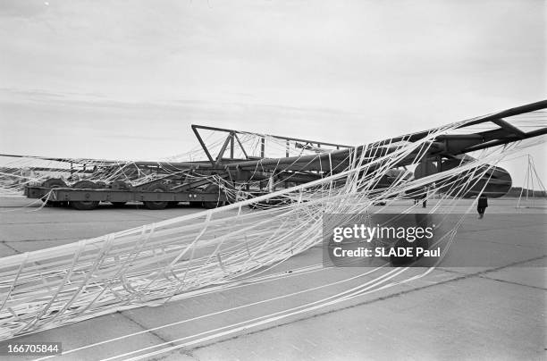 Testing Of Stop Barrier For Aircraft. En France, le 16 novembre 1967, lors d'une série d'essais de barrières d'arrêt pour les avions, sur la piste...