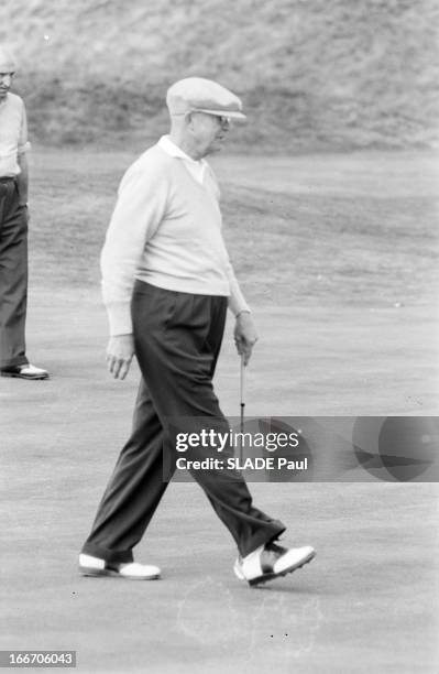 The President Of The United States, Dwight David Eisenhower Playing Golf In Scotland. En septembre 1959, lors d'un séjours au Château de Culzean, en...