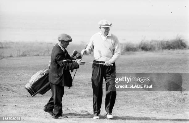 The President Of The United States, Dwight David Eisenhower Playing Golf In Scotland. En septembre 1959, lors d'un séjours au Château de Culzean, en...