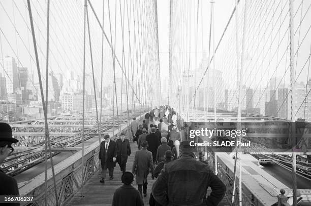 Transportation On Strike In New York. New York, 7 Janvier 1966, Grève des transports: sur la passerelle piétonne suspendue avec ses câbles du...