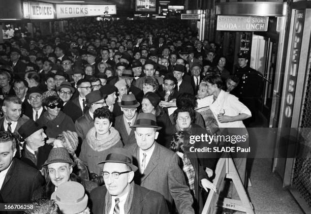 Transportation On Strike In New York. New York, 7 Janvier 1966, Grève des transports: marée humaine dans le couloir d'une galerie marchande ou d'une...