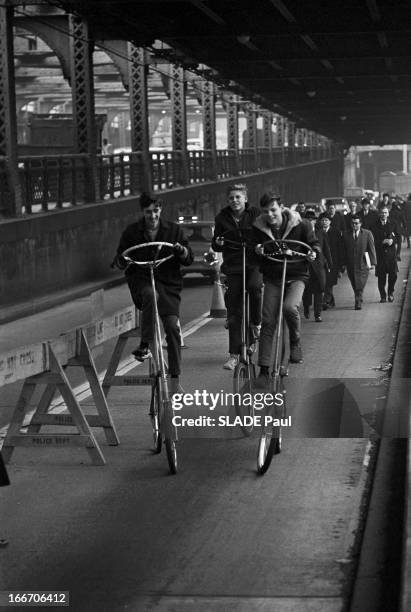 Transportation On Strike In New York. New York, 7 Janvier 1966, Grève des transports: sur une passerelle destinée aux piétons et cyclistes, trois...