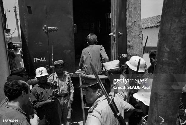 Trial Of Regis Debray In Camiri, Bolivia. En Bolivie, le 16 Octobre 1967, lors de son procès, Régis DEBRAY, écrivain, philosophe, de dos, entrant...