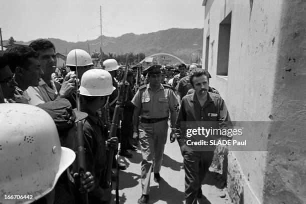 Trial Of Regis Debray In Camiri, Bolivia. En Bolivie, le 16 Octobre 1967, lors de son procès, Régis DEBRAY, écrivain, philosophe, fumant une...