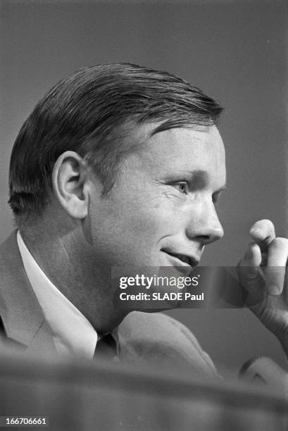 Press Conference Of Neil Armstrong During The Apollo Flight Xiii. Etats-Unis, 16 avril 1970, L'astronaute, pilote d'essai et aviateur de l'United...