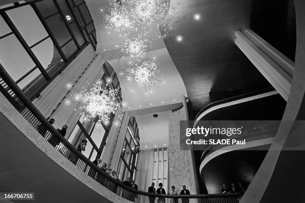 Opening Of The New Metropolitan Opera In New York. New York- 20 septembre 1966- Lors de l'inauguration du Metropolitan Opera: le hall du Met Opera...