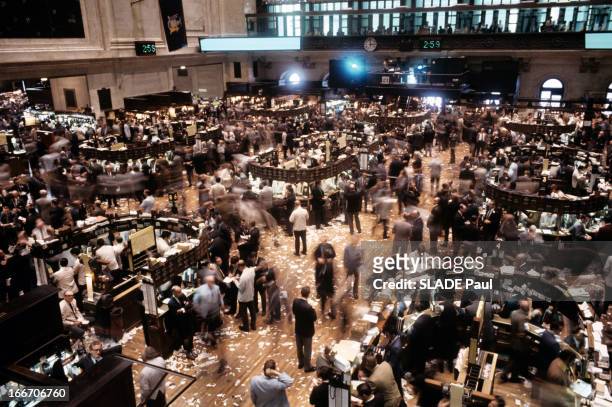 In New York, Wall Street Capital Of World Finance. Aux Etats-Unis, dans le quartier de Wall Street, vue d'ensemble du 'floor' de la bourse de...