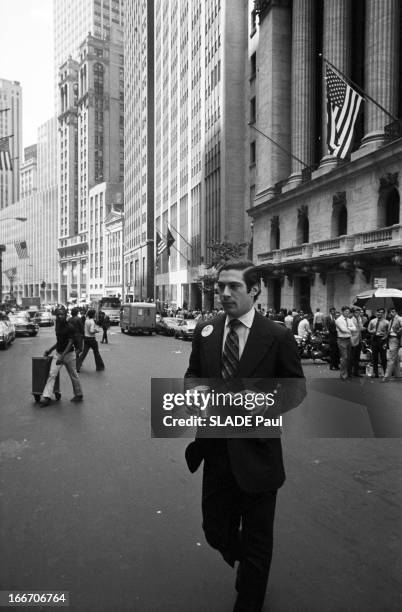 Wall Street. Aux Etats-Unis, à New York, 24 Juillet 1970, sur Wall Street, un employé du 'Floor' du NYSE en costume cravate, portant un badge,...