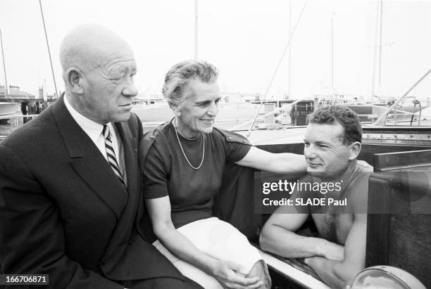 Eric Tabarly Wins The Transatlantic Solo Race Plymouth Newport. Juin 1964, le navigateur français Eric TABARLY participe à la course à la voile 'La...