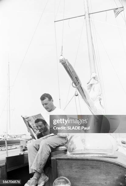 Eric Tabarly Wins The Transatlantic Solo Race Plymouth Newport. Juin 1964, le navigateur français Eric TABARLY participe à la course à la voile 'La...