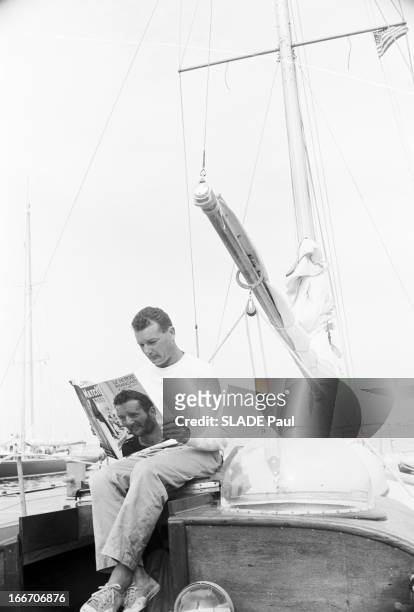 Eric Tabarly Wins The Transatlantic Solo Race Plymouth Newport. Juin 1964, le navigateur français Eric TABARLY participe à la course à la voile 'La...