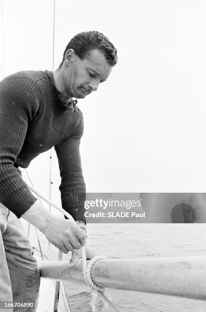 Eric Tabarly Wins The Transatlantic Solo Race Plymouth Newport. Juin 1964, le navigateur français Eric TABARLY participe à la course à la voile 'La...