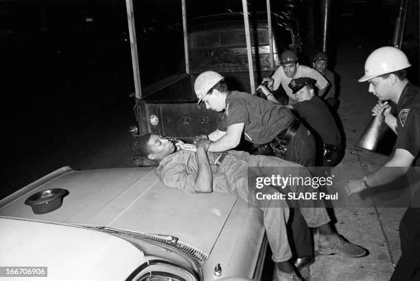 Race Riots At Newark, New Jersey. New Jersey, Newark- 17 Juillet 1967- Graves emeutes raciales près de New York: la nuit, un jeune homme...