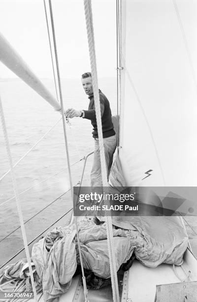 Eric Tabarly Wins The Transatlantic Solo Race Plymouth Newport. Juin 1964, le navigateur français Eric TABARLY participe à la course à la voile 'La...