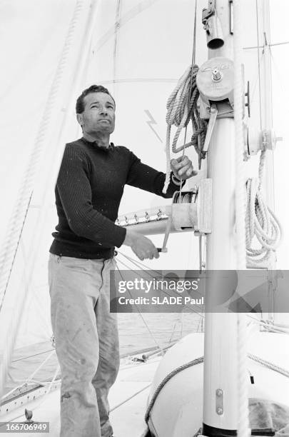 Eric Tabarly Wins The Transatlantic Solo Race Plymouth Newport. Juin 1964, le navigateur français Eric TABARLY participe à la course à la voile 'La...