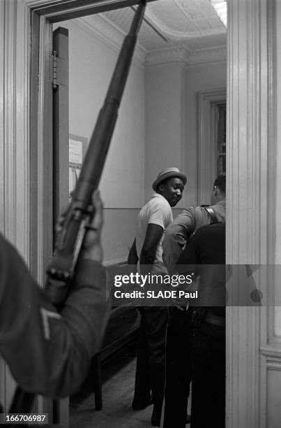 Race Riots At Newark, New Jersey. New Jersey, Newark- 17 Juillet 1967- Graves emeutes raciales près de New York: dans une pièce d'un local, un homme...