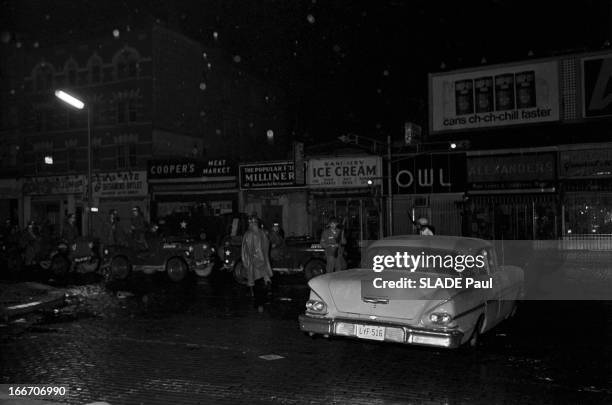 Race Riots At Newark, New Jersey. New Jersey, Newark- 17 Juillet 1967- Graves emeutes raciales près de New York: la nuit, sur un trottoir, des...