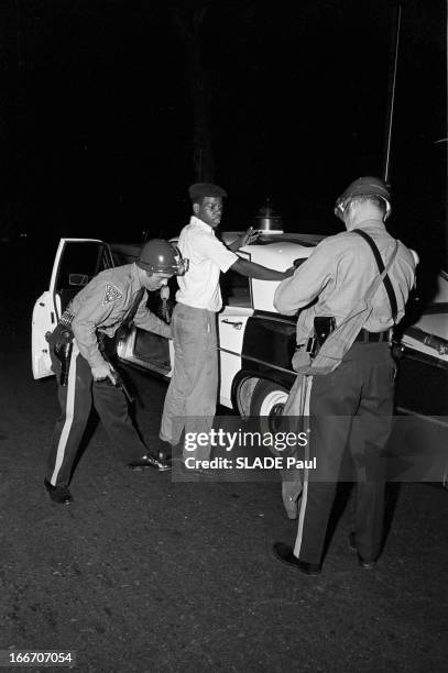 Race Riots At Newark, New Jersey. New Jersey, Newark- 17 Juillet 1967- Graves emeutes raciales près de New York: la nuit, un jeune garçon...