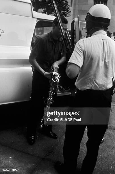 Race Riots At Newark, New Jersey. New Jersey, Newark- 17 Juillet 1967- Graves emeutes raciales près de New York: devant un véhicule, un jeune...
