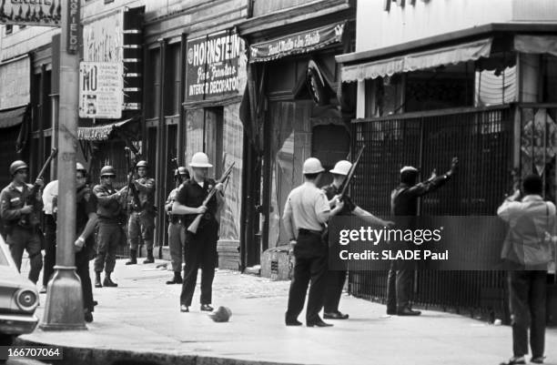 Race Riots At Newark, New Jersey. New Jersey, Newark- 17 Juillet 1967- Graves emeutes raciales près de New York: arrestation d'un homme...