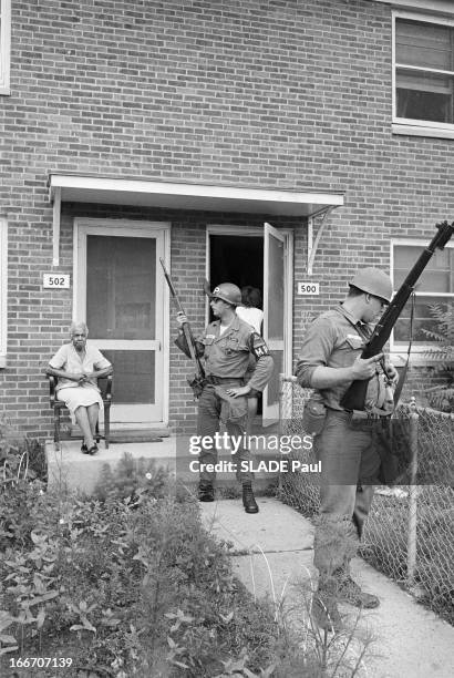 Raid In Plainfield After The Riots In Newark. Newark-21 Juillet 1967- A Plainfield, les fouilles de maisons à la recherche de carabines voéles par...