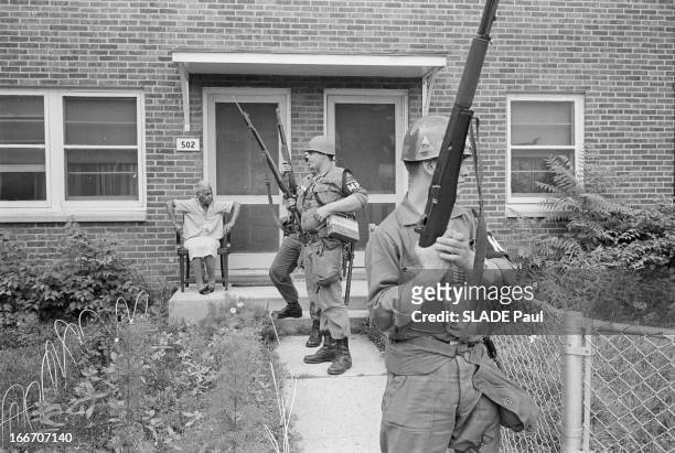 Raid In Plainfield After The Riots In Newark. Newark-21 Juillet 1967- A Plainfield, les fouilles de maisons à la recherche de carabines voéles par...