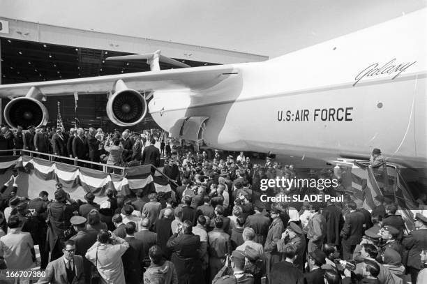 The Biggest Aircraft In The World, The 'Lockheed C-5 Galaxy'. Etats-Unis, Marietta , Le président des Etats-Unis Lyndon Baines Johnson inaugure le...