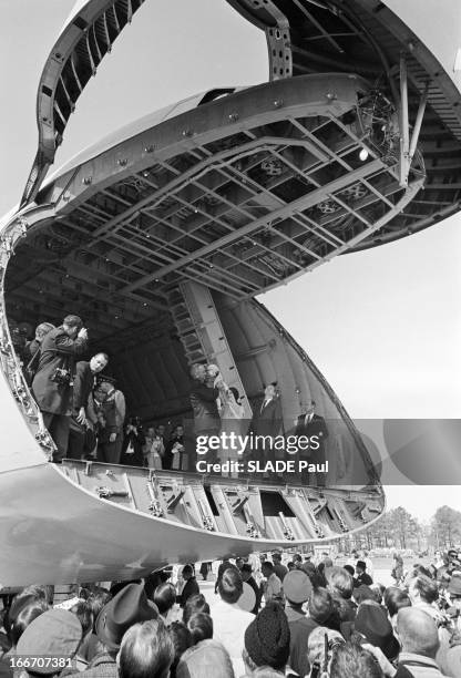 The Biggest Aircraft In The World, The 'Lockheed C-5 Galaxy'. Etats-Unis, Marietta , Le président des Etats-Unis Lyndon Baines JOHNSON inaugure le...