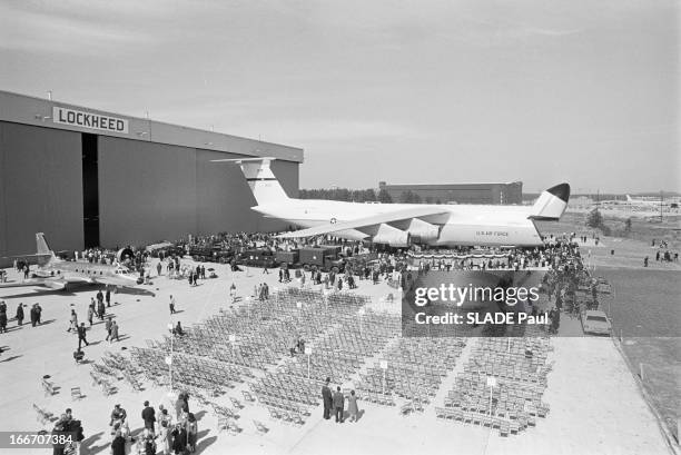 The Biggest Aircraft In The World, The 'Lockheed C-5 Galaxy'. Etats-Unis, Marietta , Le président des Etats-Unis Lyndon Baines Johnson inaugure le...