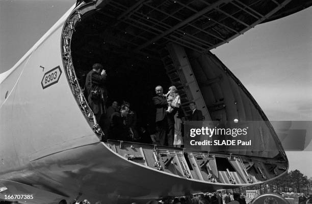 The Biggest Aircraft In The World, The 'Lockheed C-5 Galaxy'. Etats-Unis, Marietta , Le président des Etats-Unis Lyndon Baines JOHNSON inaugure le...