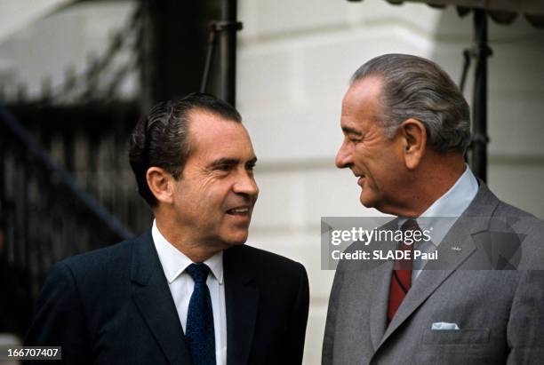 President Lyndon Baines Johnson Receives At The White House The Elected President Richard Nixon Milhous. Aux Etats-Unis, à Washington, à la Maison...