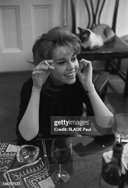 Jane Fonda At Home In New York. En mars 1960, aux Etats Unis, à New York, Jane FONDA, 22 ans, fille de l'acteur Henry Fonda. Elle suit les cours de...