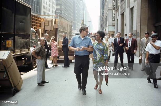 Mixed Couple In Manhattan. Aux Etats-Unis, à New York, dans le quartier de Manhattan, en juillet 1968, un couple mixte entre un homme de couleur...