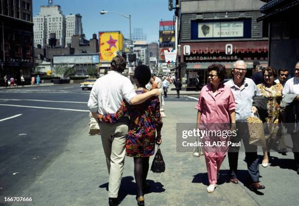 Mixed Couple In Manhattan. Aux Etats-Unis, à New York, dans le quartier de Manhattan, en juillet 1968, un couple mixte entre un homme de couleur...