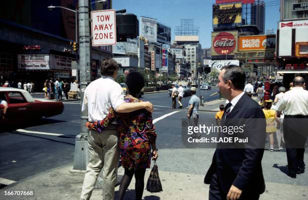 Mixed Couple In Manhattan. Aux Etats-Unis, à New York, dans le quartier de Manhattan, en juillet 1968, un couple mixte entre un homme de couleur...