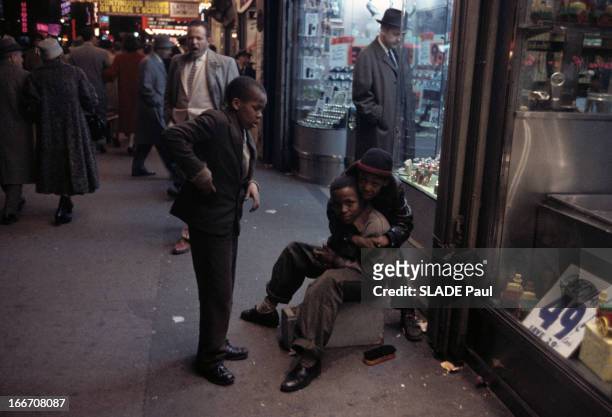The District Of Broadway In New York. Aux Etats-Unis, à New-York, en 1958, lors d'un reportage au sein du quartier de Broadway, trois enfants de...