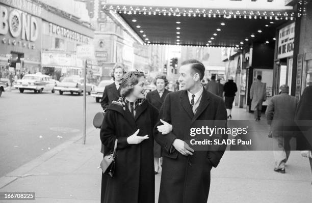 The Engagement Of Skaters Carol Heiss And Hayes Alan Jenkins. Aux Etats-Unis, à New York, en mars 1960. L'américaine Carol HEISS, championne du monde...
