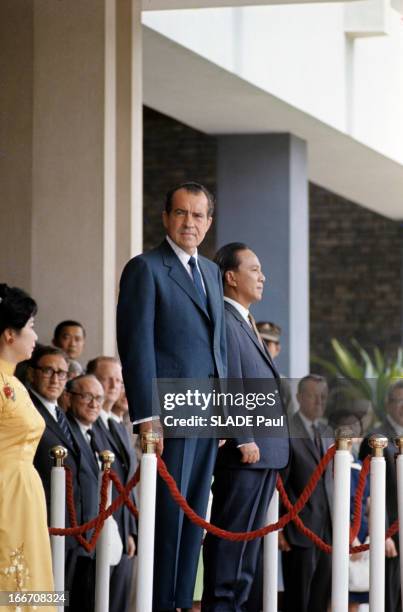 Official Visit Of President Richard Nixon To Saigon. Au Vietnam, le président américain Richard NIXON et le général Nguyen Van THIEU, debout sur une...