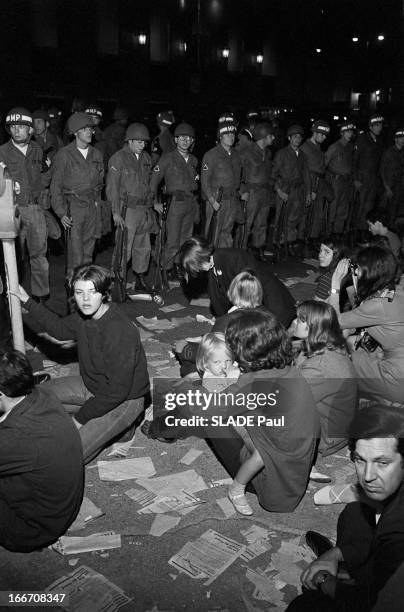 Riots In Chicago. Chicago- 28, 30 Août 1968- Lors de la Convention des démocrates, violentes emeutes contestatrices: la nuit, à Lincoln Park, jeunes...
