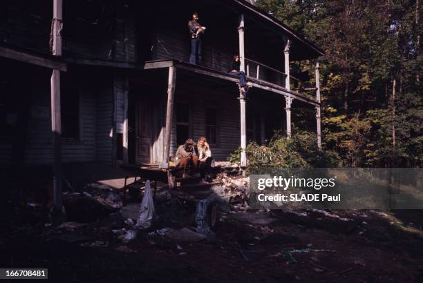 The Hippies. Aux Etats-Unis, en octobre 1969, reportage dans une communauté hippie, un homme et une femme, portant des vêtements de hippie, les...
